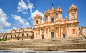 Cicloturismo tra noto e Palazzono Noto cathedral
