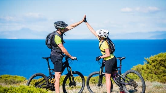 Cicloturismo in Sicilia: consigli - coppia in bici